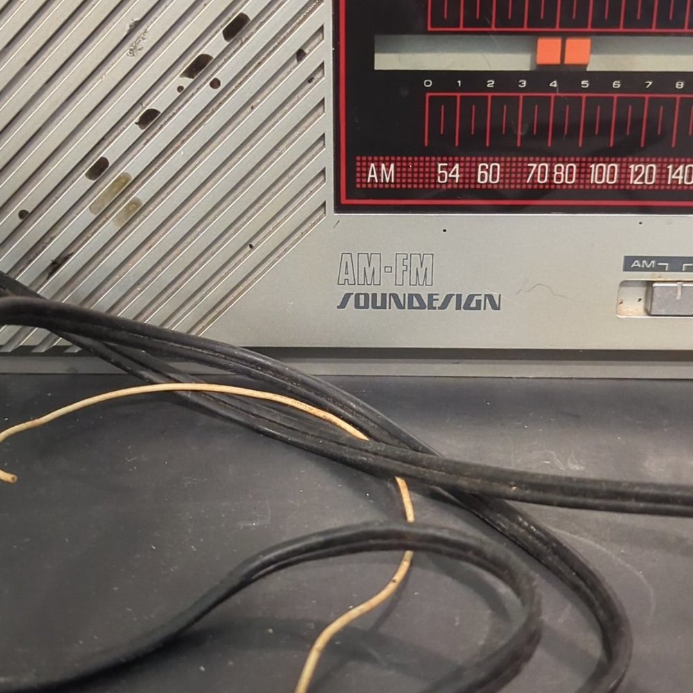 VINTAGE AM/FM ELECTRIC RADIO - Picture 6 of 7